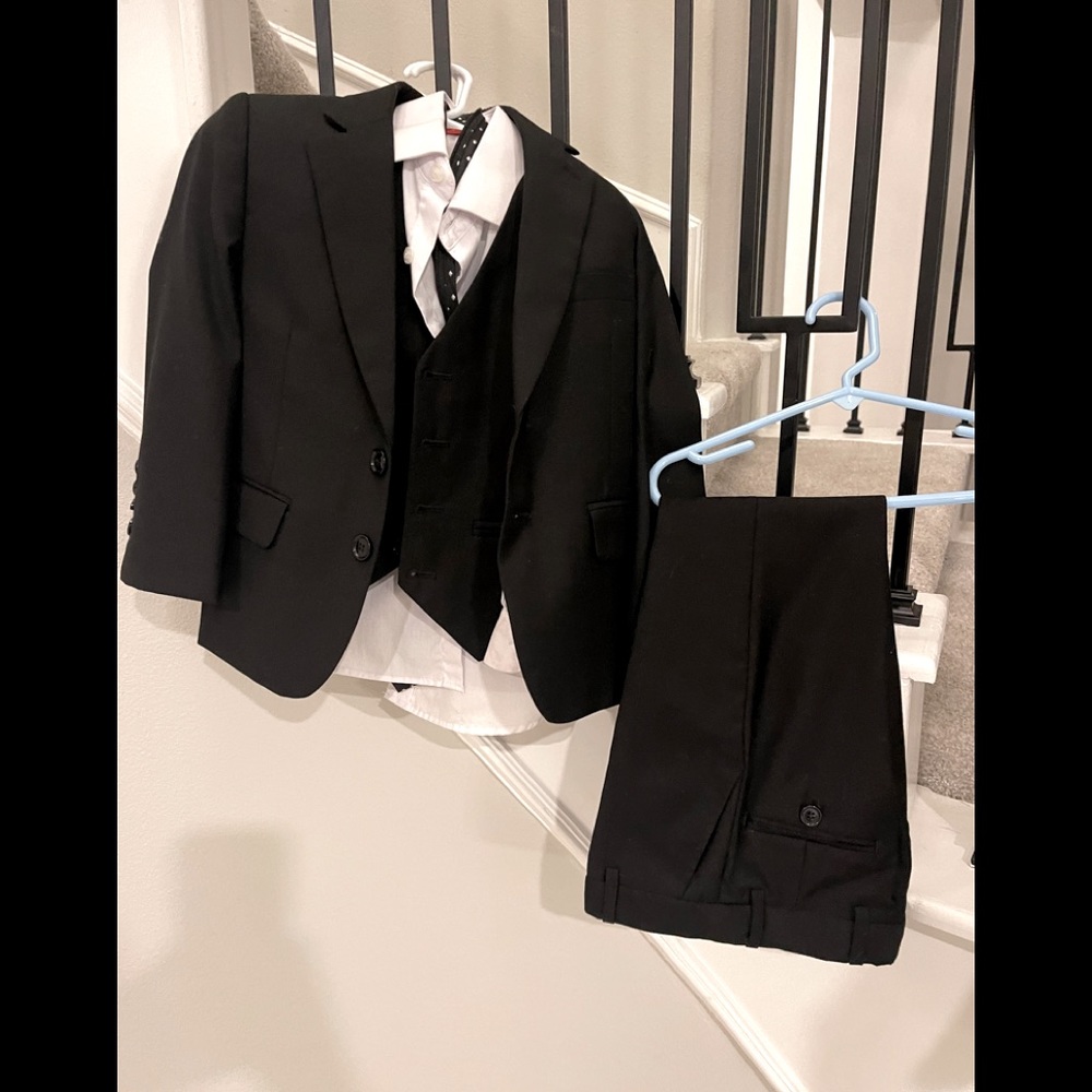 Boys suit size 4T. Wedding / special ovcasaion / geadiation / party or funeral.
